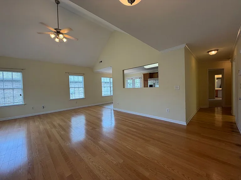10 Southfork Dr SW — Photo 2