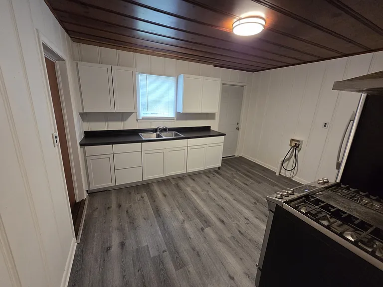 422 S Vine St — Photo 3