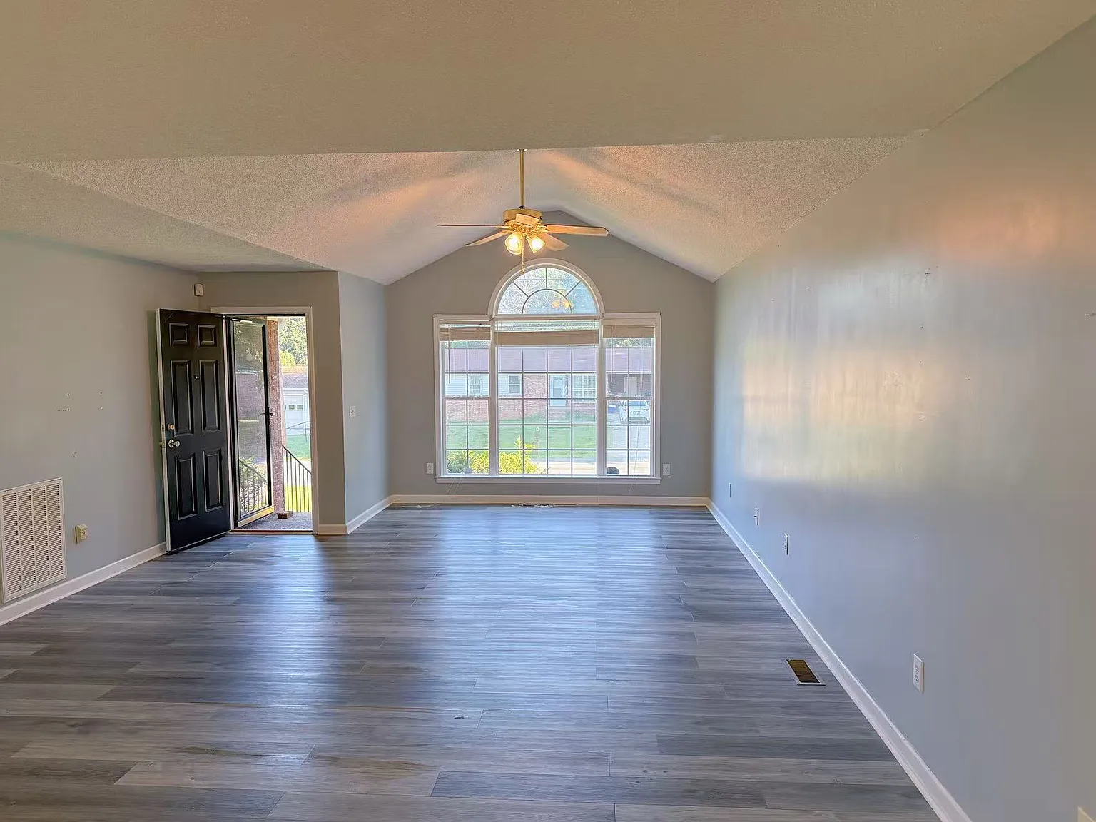 3 bed, 1445 sqft, $1,700 — Photo 2