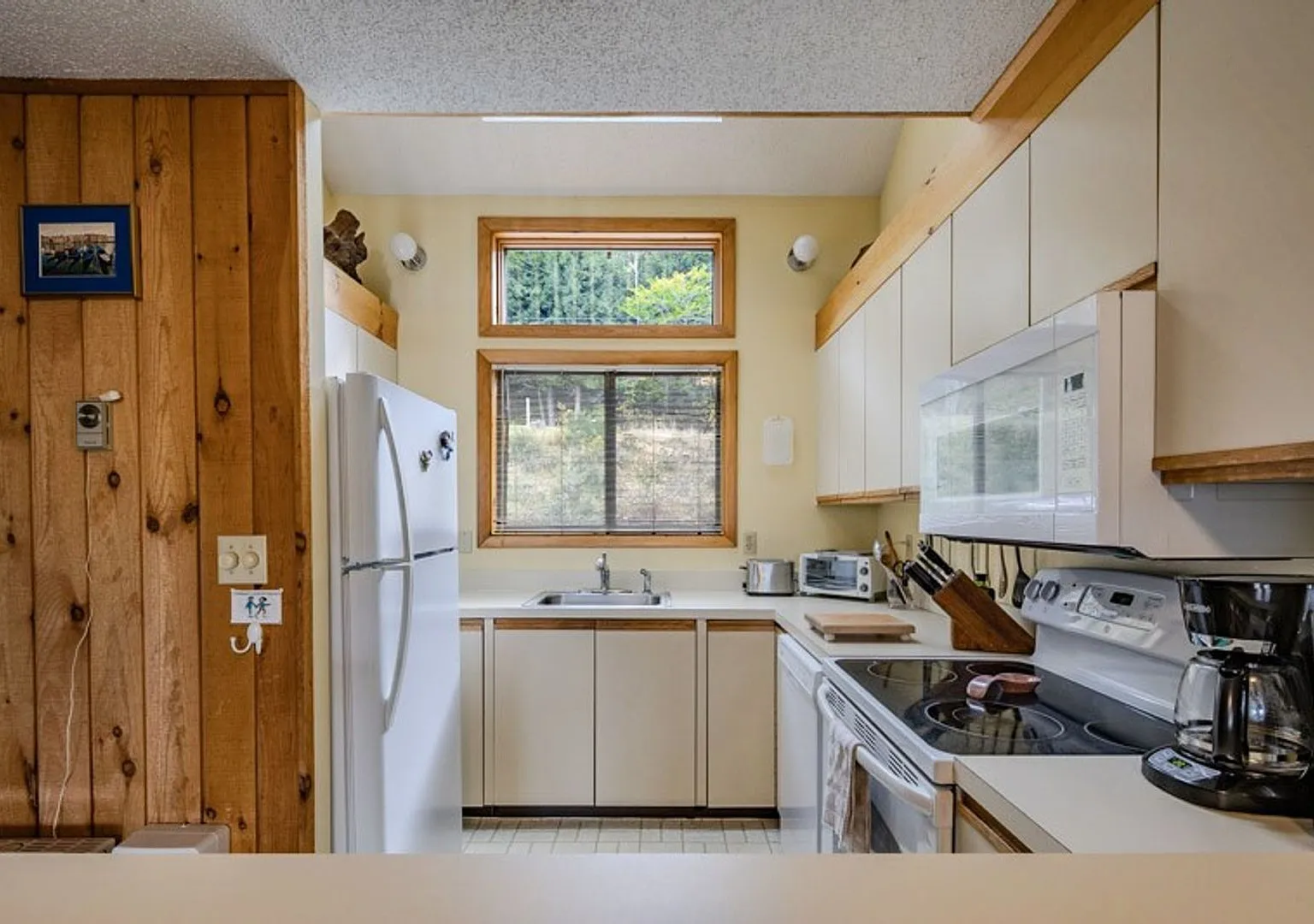 2+ Bed 2 Bath Furnished Winter Seasonal 6mo Rental Available Nov 1! - $1750/mo — Photo 2