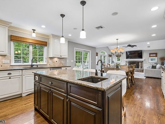 4th image of 22 Midvale Dr