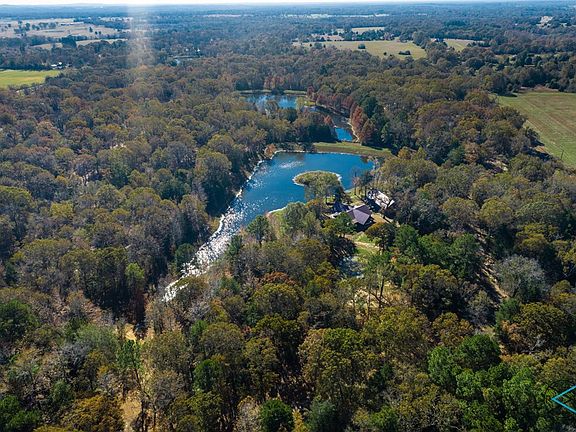 4th image of 10 Lakeside Dr