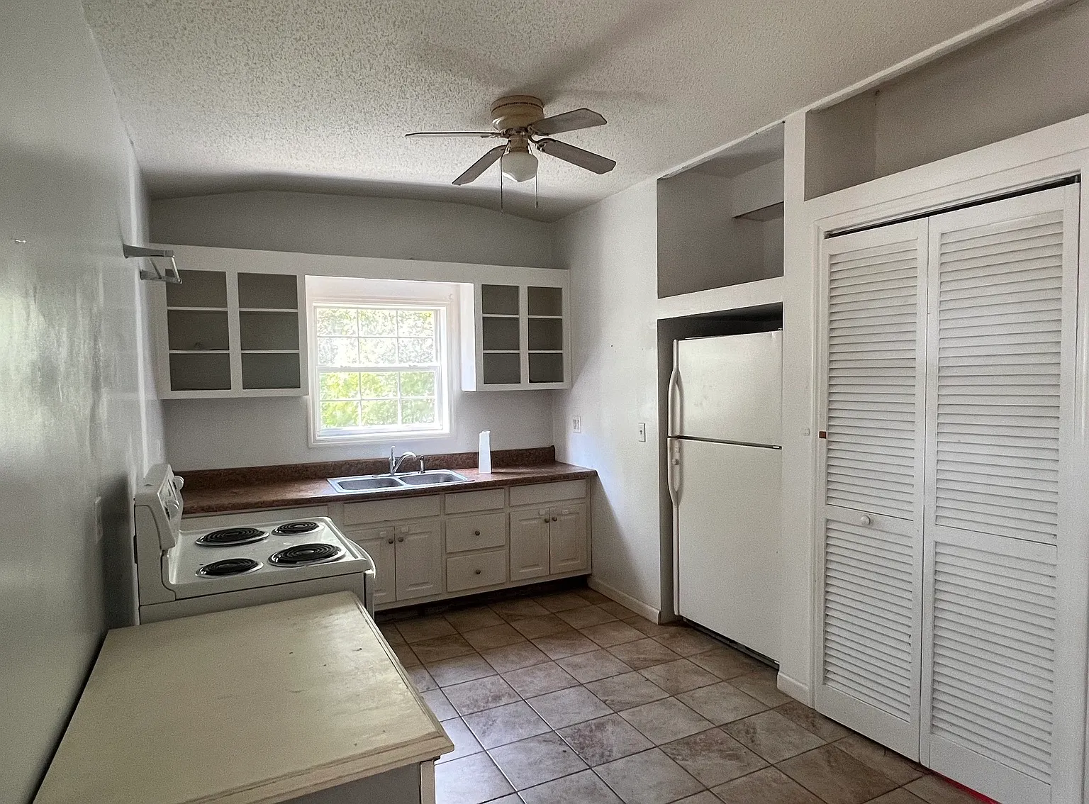 3 bed, 1200 sqft, $900 — Photo 2