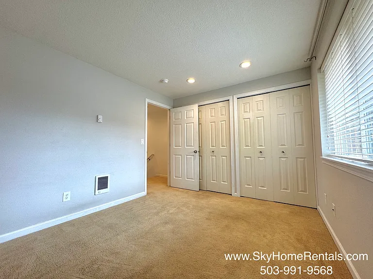 2160 Maplewood Dr S — Photo 8