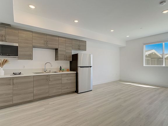 2nd image of 549 N Heliotrope Dr #0B-1Ba-380Sqft