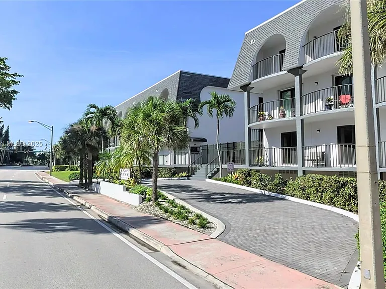 4013 N Ocean Dr #102 — Photo 2