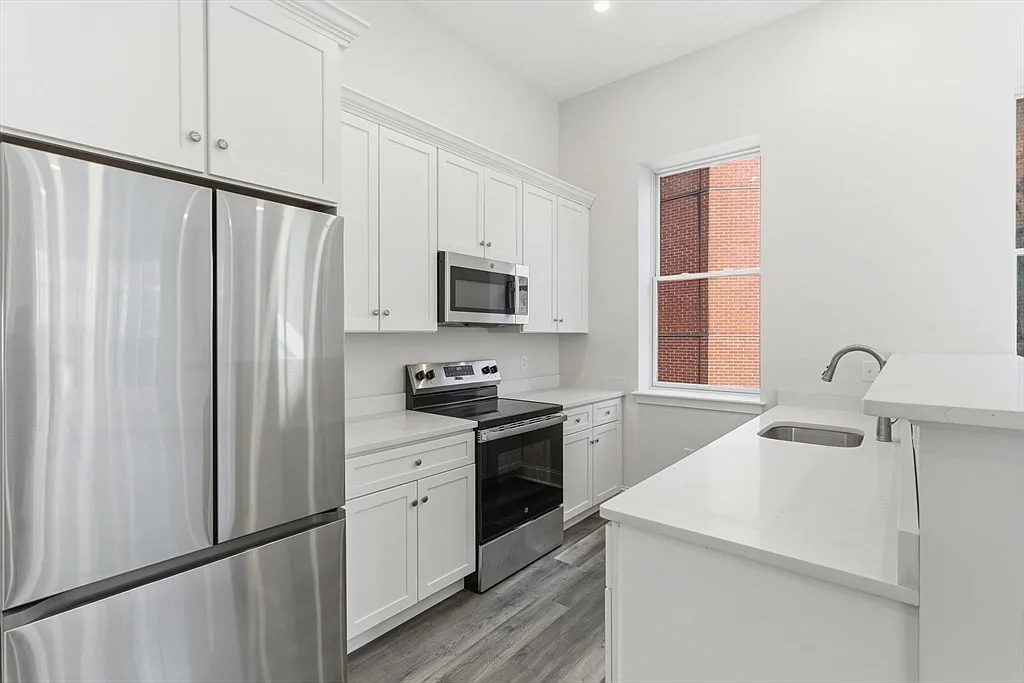 1 bed, 1.0 bath, 650 sqft, $2,090 — Photo 2