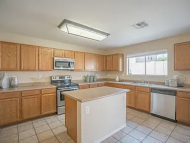 3 bed, 2.5 bath, 1726 sqft, $2,100 — Photo 3