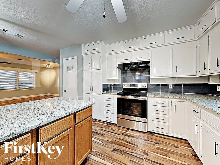 205 SW Moody St — Photo 6