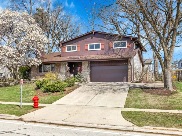 207 S Cedarcrest Dr, Schaumburg, IL 60193