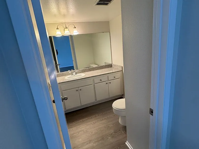 1236 Devonshire Ln — Photo 7