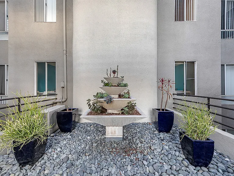 Essex Properties at Miracle Mile — Photo 28