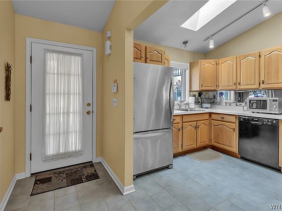 3rd image of 55 Spicebush Ln