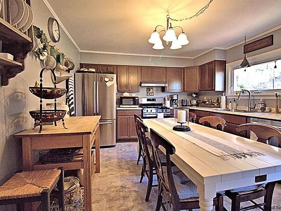3rd image of 449 Vineyard Ave