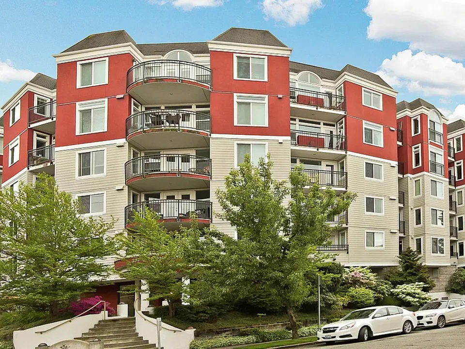232 Belmont Ave E #206