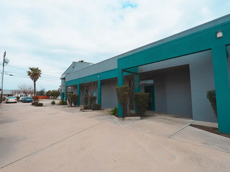 1016 N Golden State Blvd #A — Photo 5