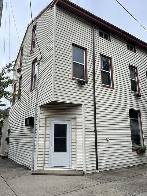 1st image of 646 Monroe St