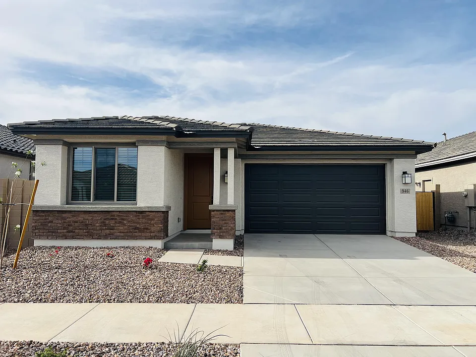 946 W Macaw Dr