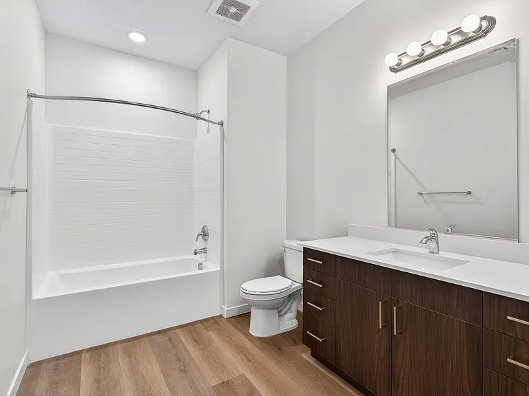 983 W State St — Photo 16