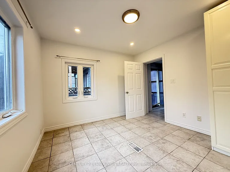 457 Ossington Ave — Photo 9