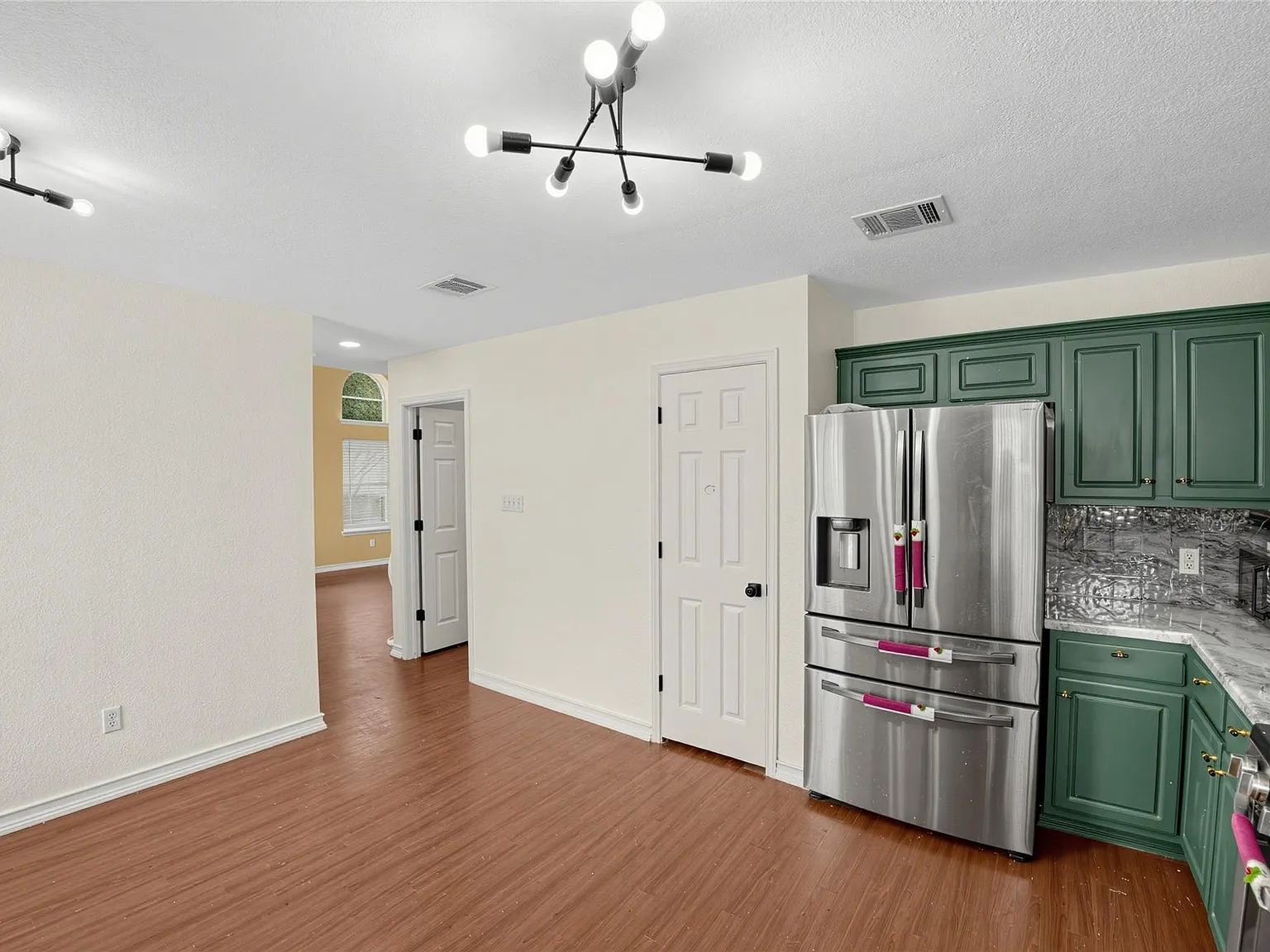 4 bed, 3.0 bath, 1878 sqft, $2,200 — Photo 4