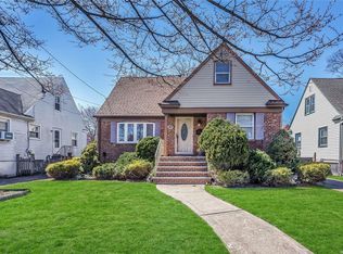 10 Babylon Rd, Merrick, NY 11566