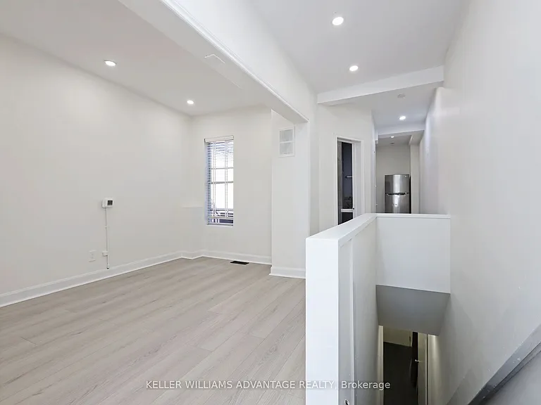 952 Queen St E — Photo 2