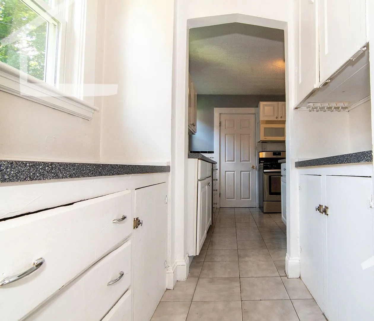Great 3 Bed (1st Fl Duplex) Close to Green Line and Bus Stop — Photo 1