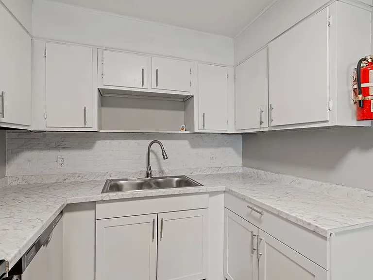 Cedarwood Apartments — Photo 18