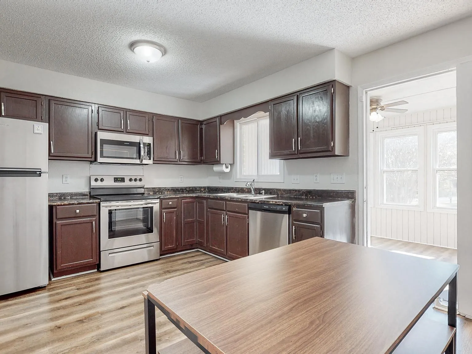2 bed, 1.5 bath, 1249 sqft, $1,800 — Photo 4