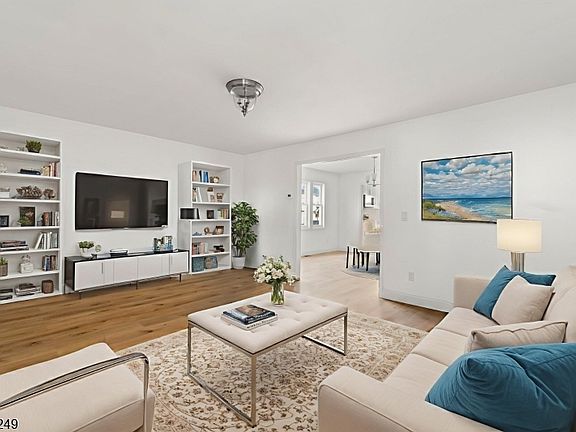 4th image of 390 Clinton Pl