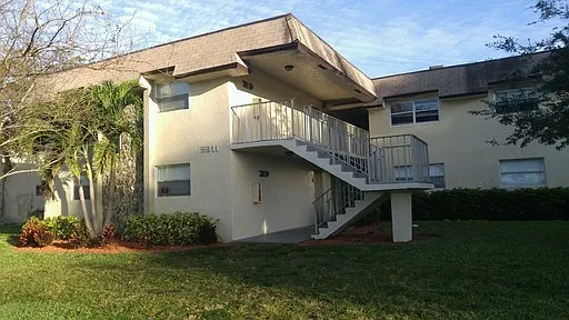 Lakeview Apartments - 5911 SW 41 St — Photo 19