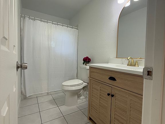 Bano recientemente renovado, con inodoro nuevo, tocador moderno y accesorios actualizados.// Freshly updated bathroom featuring a new toilet, modern vanity, and updated fixtures.