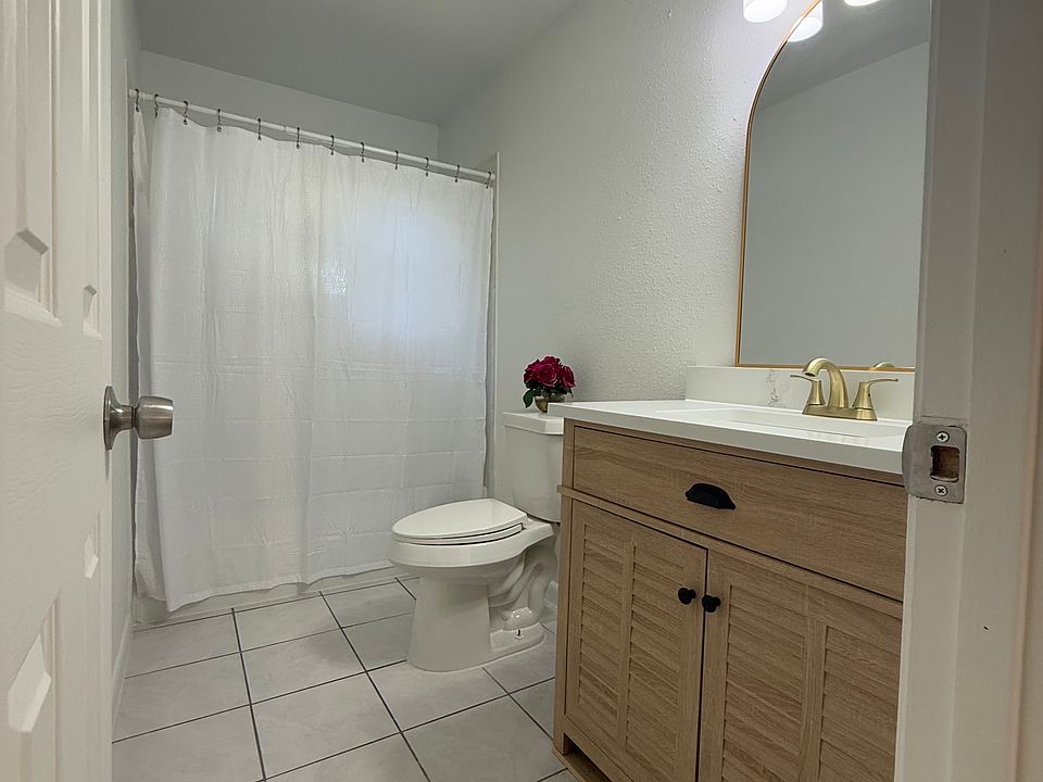 Bano recientemente renovado, con inodoro nuevo, tocador moderno y accesorios actualizados.// Freshly updated bathroom featuring a new toilet, modern vanity, and updated fixtures.