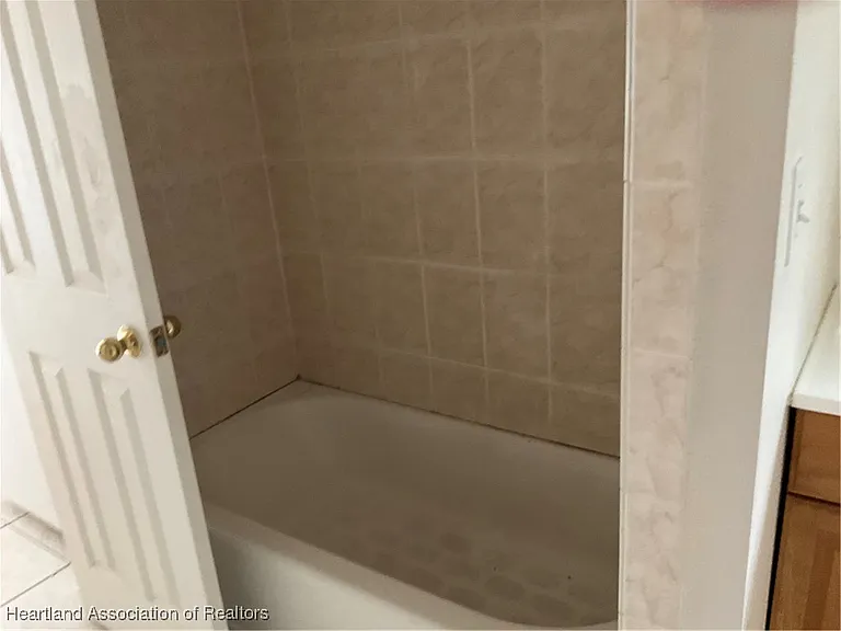 2121 Lakeview Dr — Photo 8