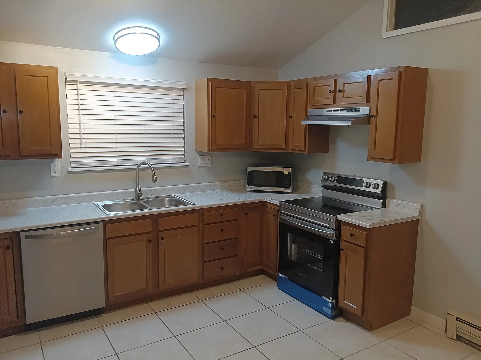 683 E Clarion Dr — Photo 2
