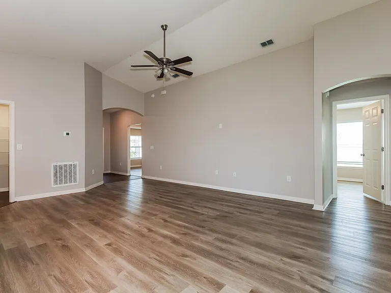 6784 Hanworth Ln — Photo 3