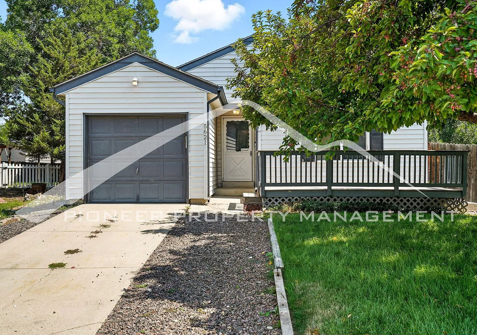 Spacious Home with Washer/Dryer and Storage Shed — Photo 1