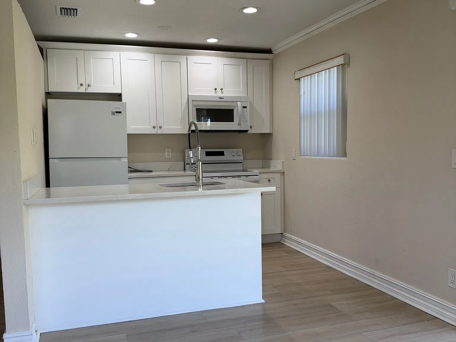 2 bed, 850 sqft, $2,300 — Photo 4