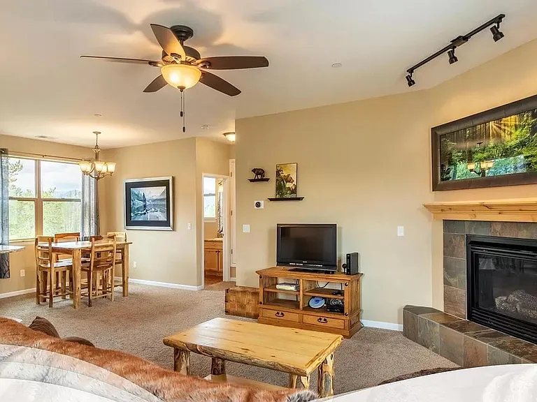 400 Cougar Gcr Ave #5 — Photo 4