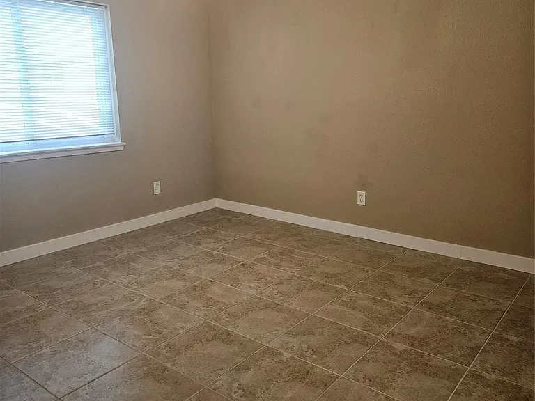 4920 Deerwood Cir — Photo 9