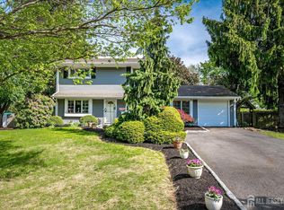 40 Hastings Rd, Kendall Park, NJ 08824