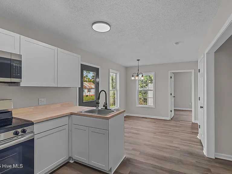 212 Lawson St — Photo 3