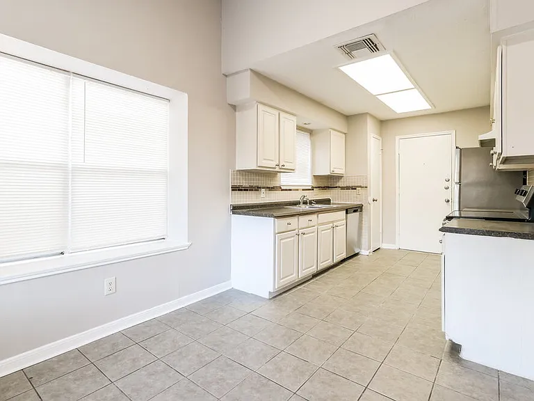 4015 Adonis Dr — Photo 6