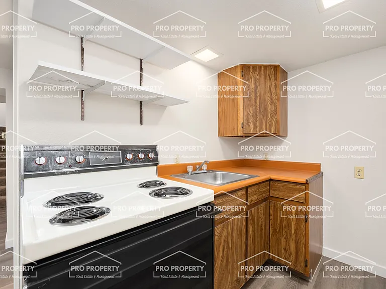 442 E 13th St #B — Photo 6