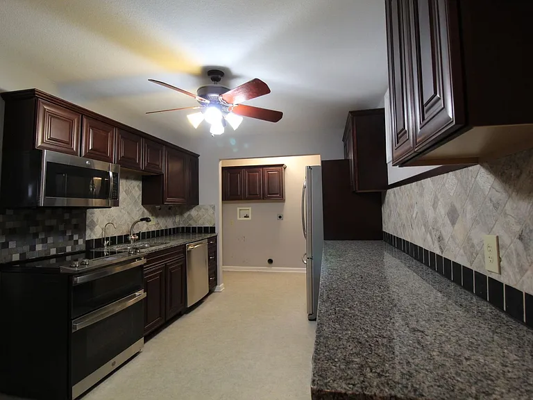 3215 Charlotte St — Photo 12