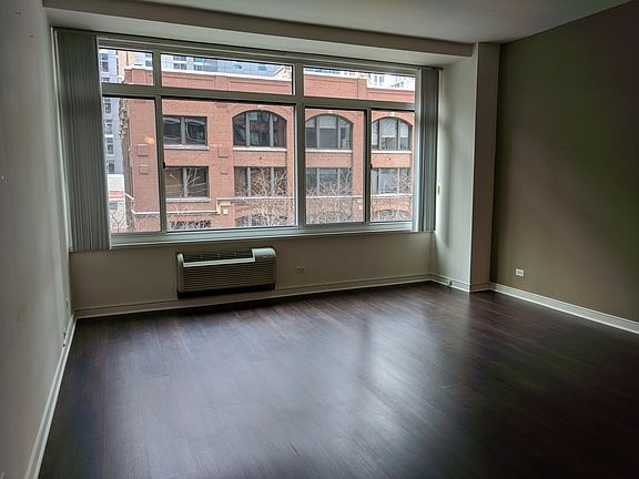 4th image of 211 E Ohio St APT 523