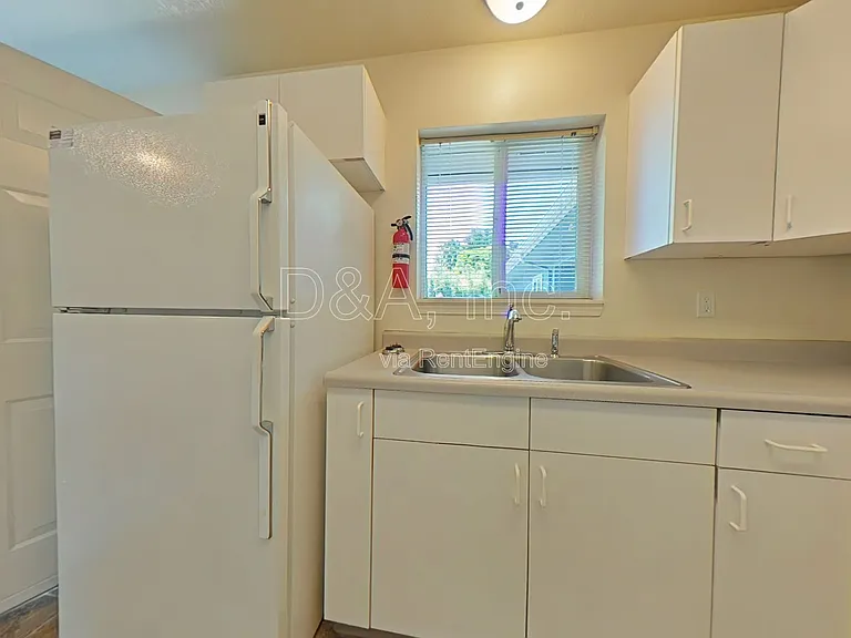 725 SW 13th St #8 — Photo 3