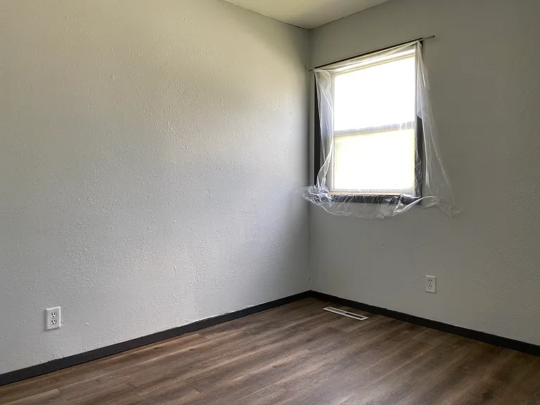 2302 S Saint Clair Ave — Photo 21