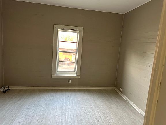 5th image of 3029 Main St